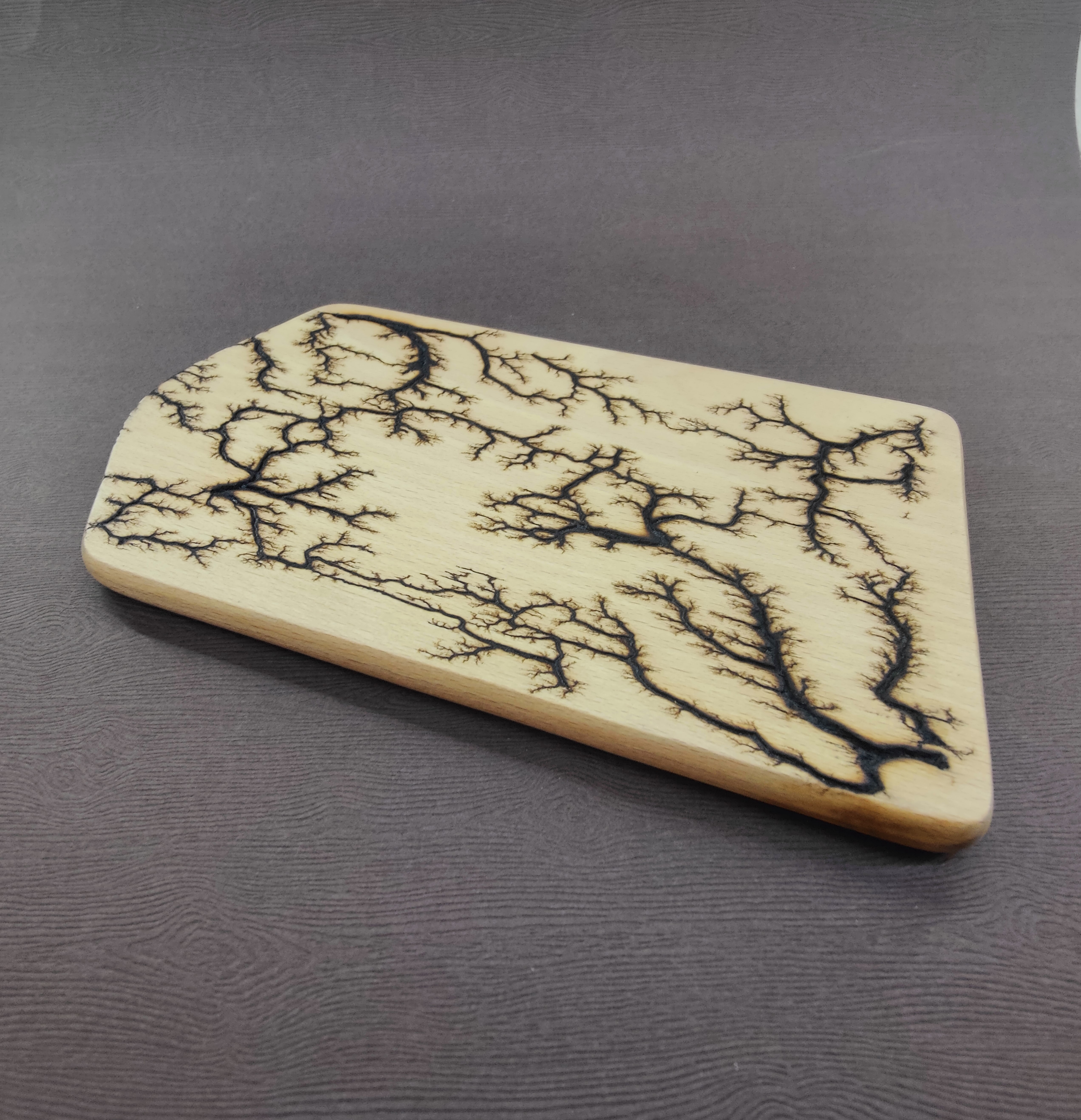Schneidbrettchen aus Holz mit Lichtenbergfiguren